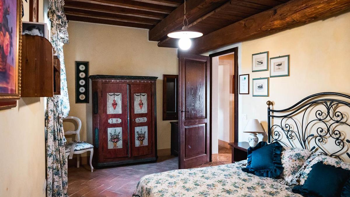 Casale Moraiolo - 
2 piani pi mansarda
4 camere da letto con servizi
Ampia cucina e soggiorno
Portico e veranda
Giardino
Piscina 7 x 14 mt.
Barbeque
Forno a legna